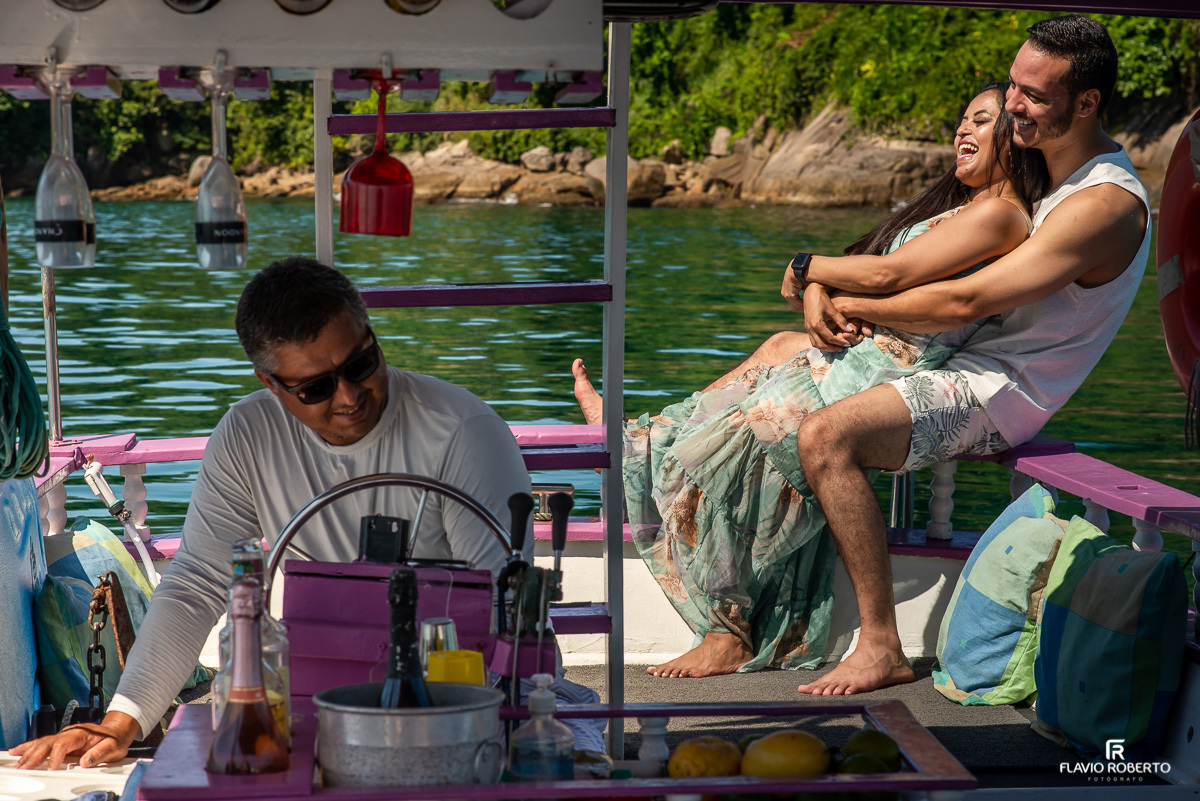 Noivos passeando de barco pela baía de Paraty durante ensaio pre wedding