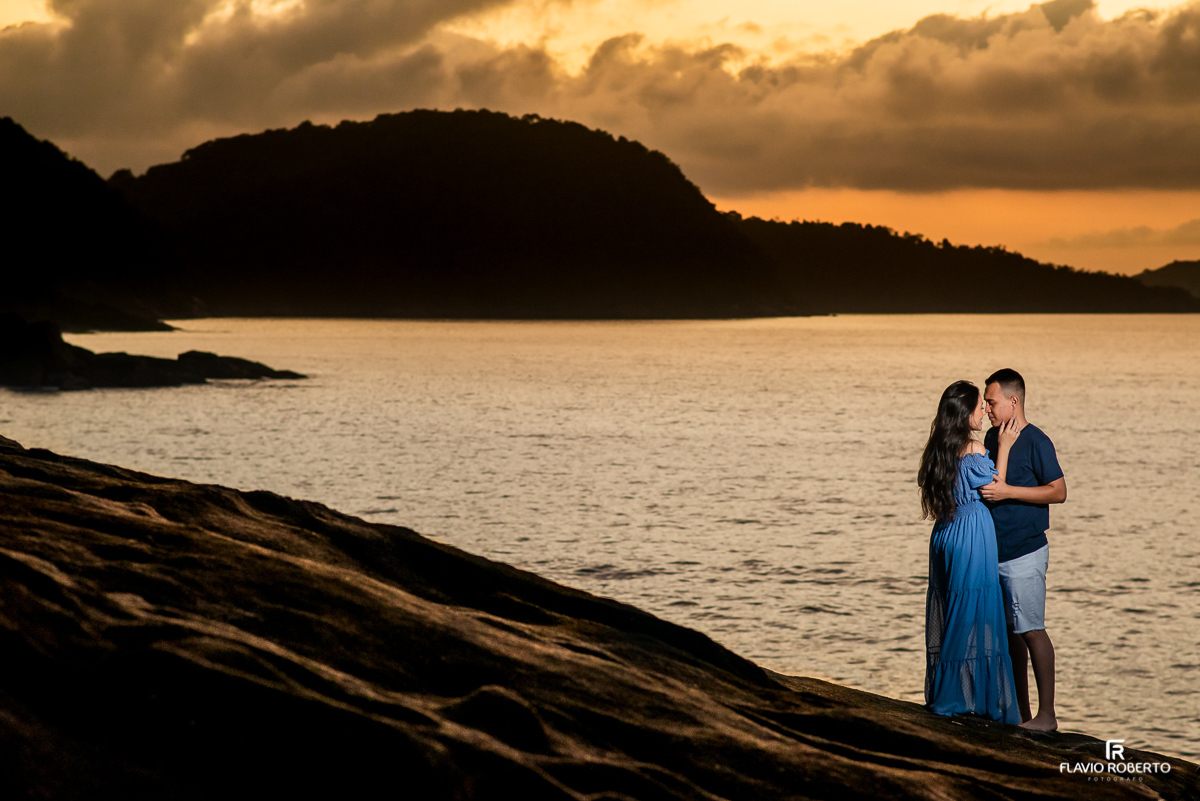 Noivos abraçados durante nascer do sol na Praia do Cepilho, em Pre Wedding realizado em Trindade- Paraty
