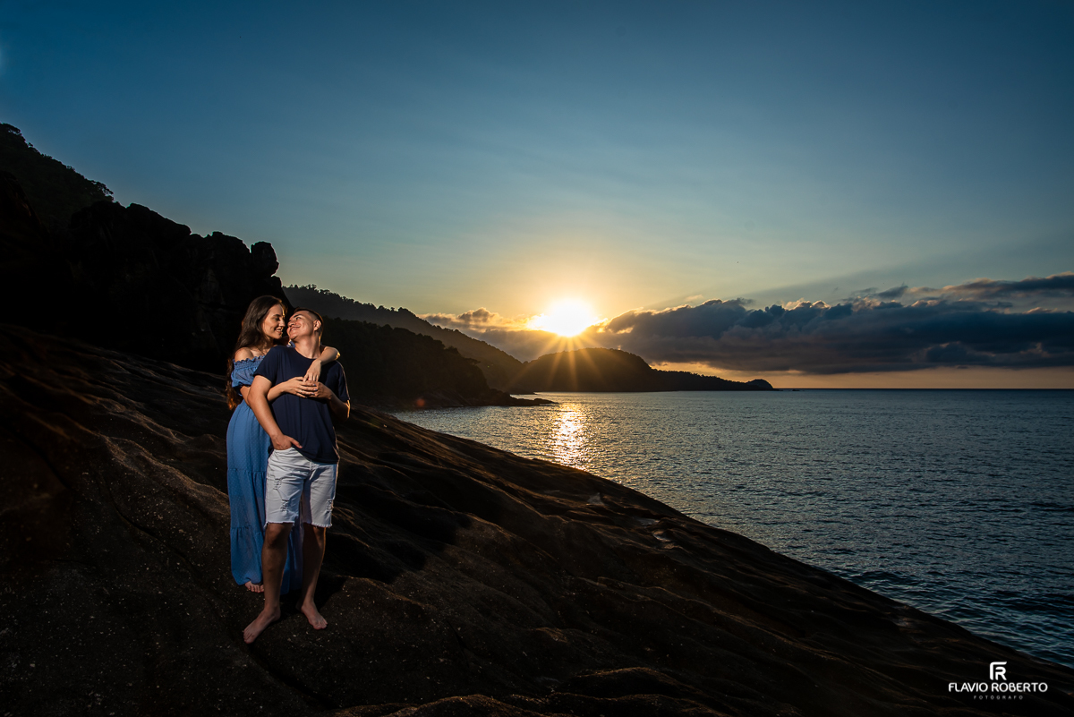 Casal abraçado durante nascer do sol na Praia do Cepilho, em Pre Wedding realizado em Trindade- Paraty