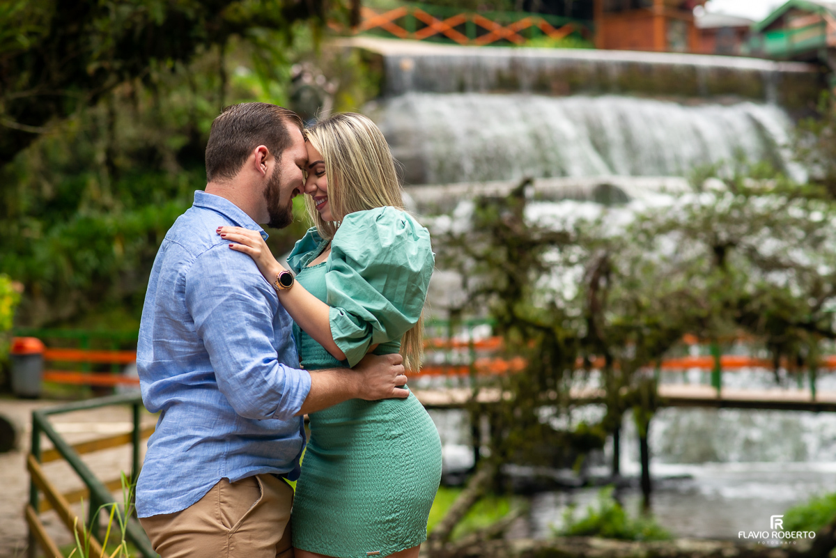 Noivos abraçados na Ducha de Prata em Campos do Jordão durante ensaio fotográfico de casal