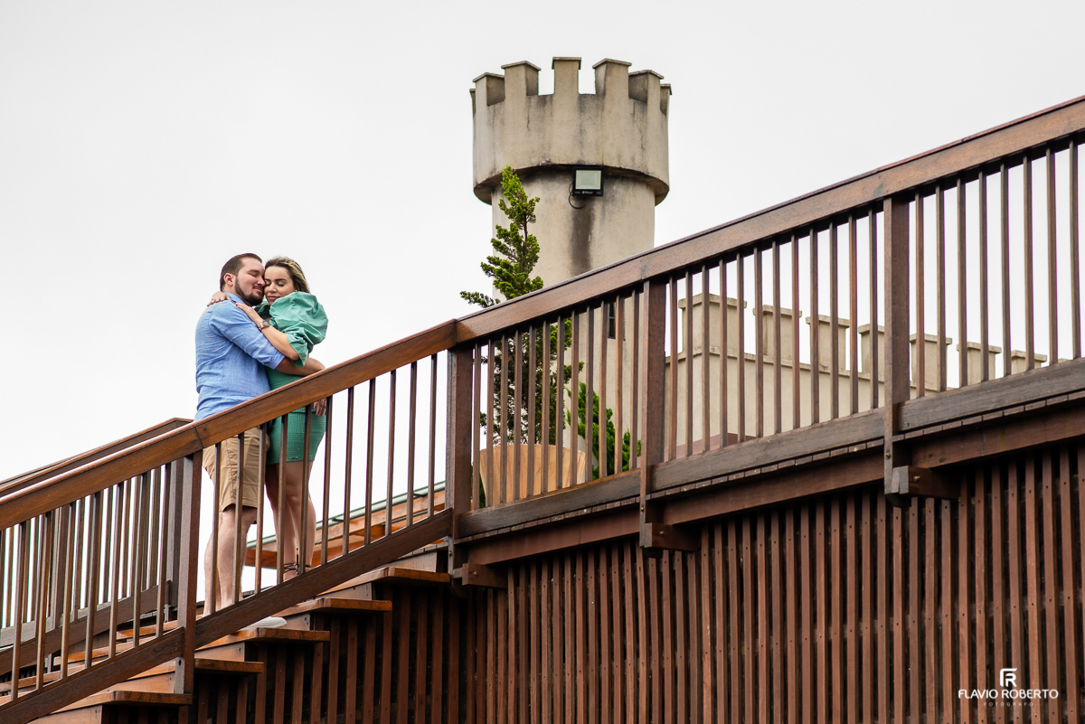 Noivos caminhando durante ensaio de casal no Parque Pico Itapeva em Campos do Jordão. 