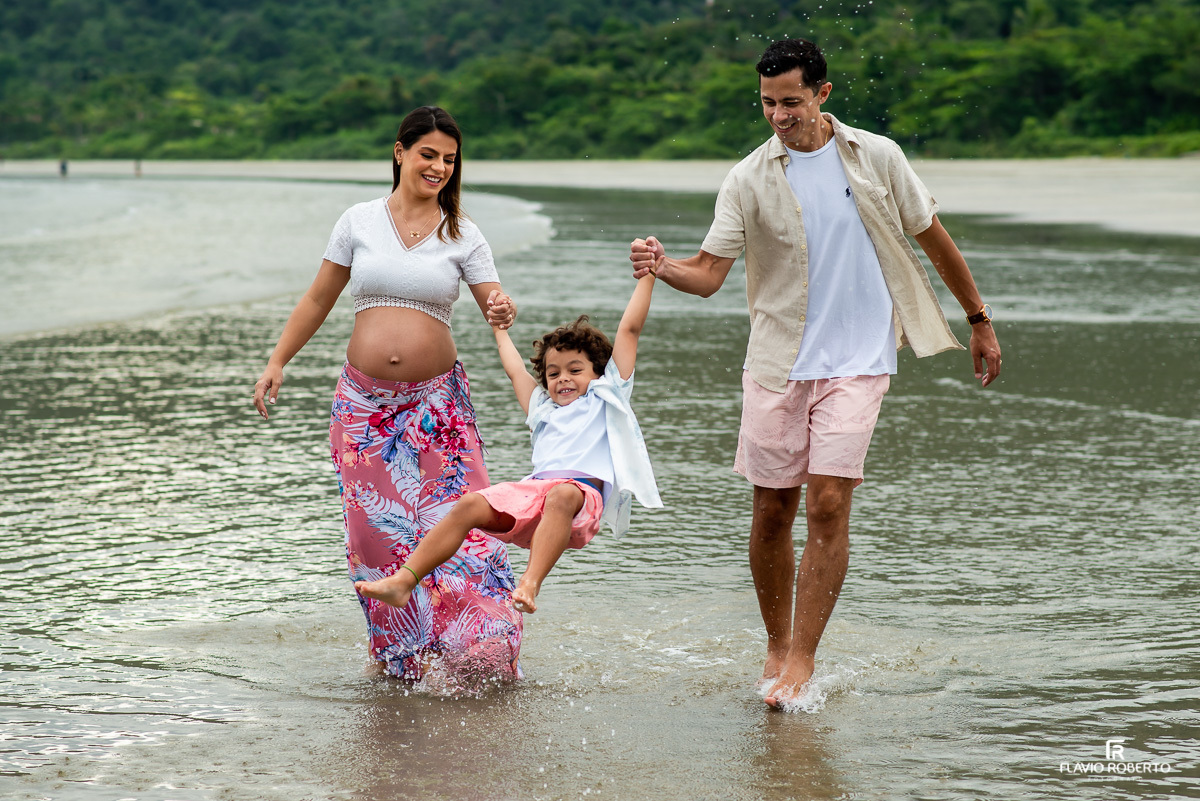 Familia brincando com seu filho em Ubatuba durante ensaio de gestante na praia