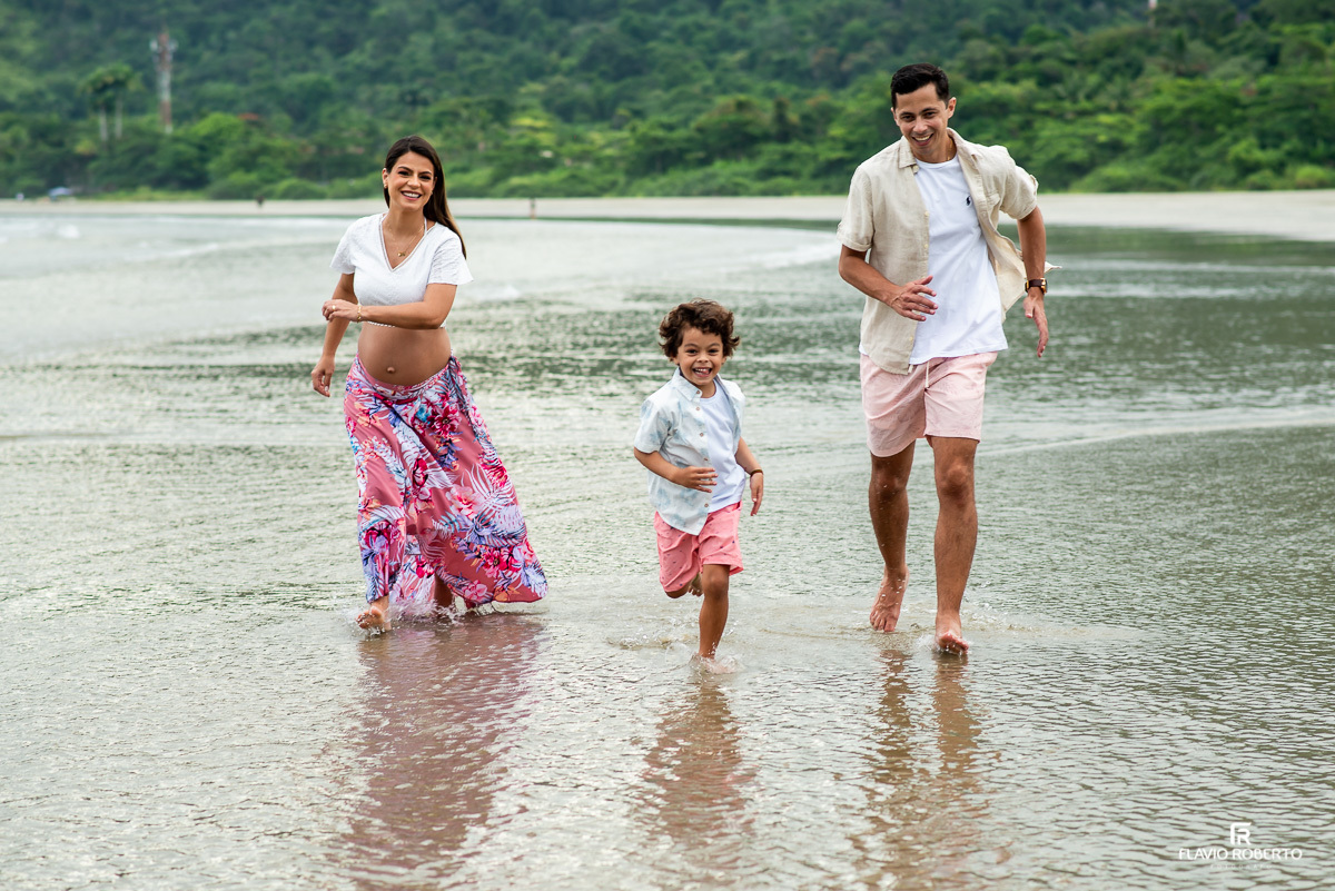 Ensaio de gestante em família nas praias de Ubatuba