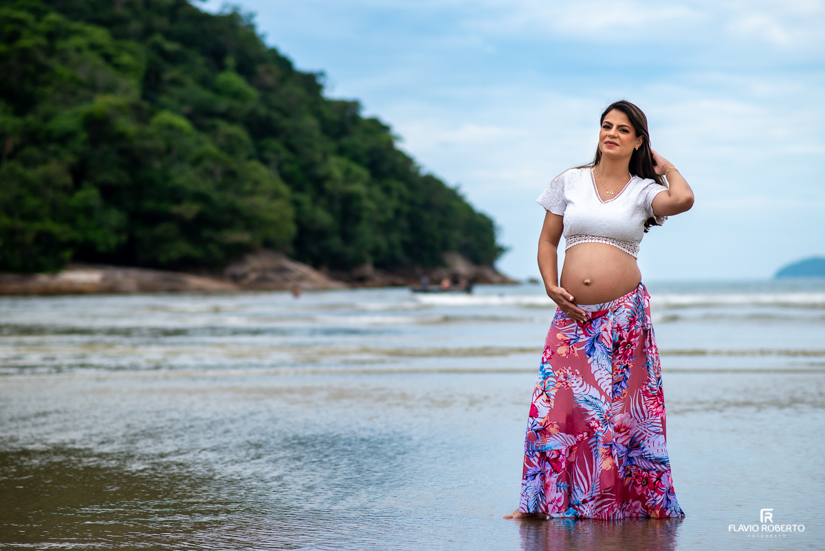 Gestante em ensaio fotográfico na praia de Ubatuba