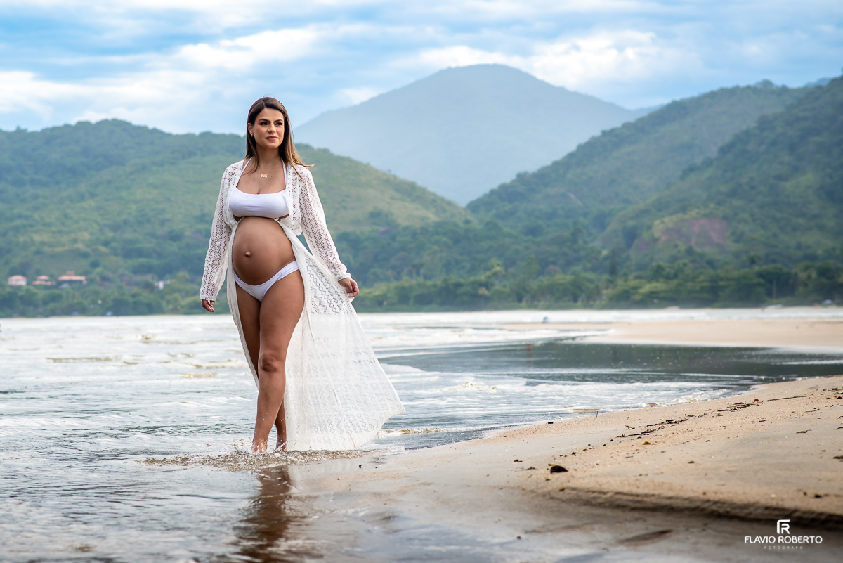 Gestante caminhando na praia em Ubatuba