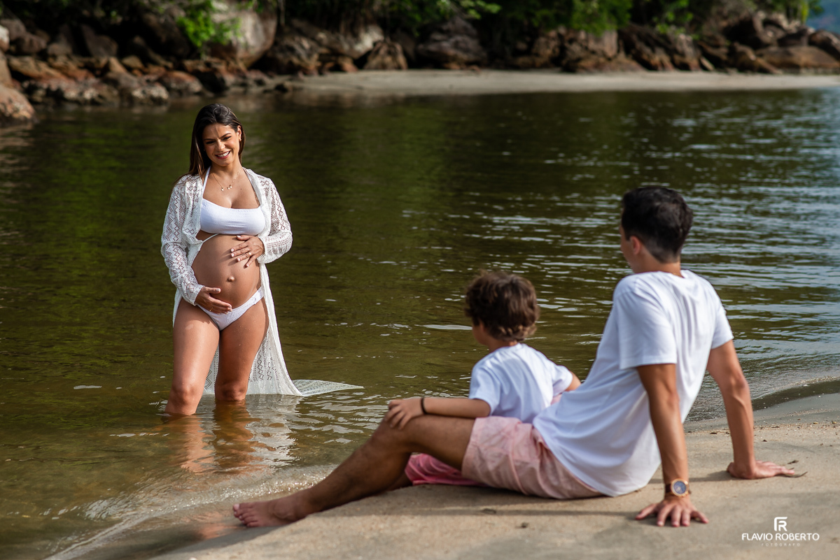 Familia brincando com seu filho em Ubatuba durante ensaio de gestante na praia
