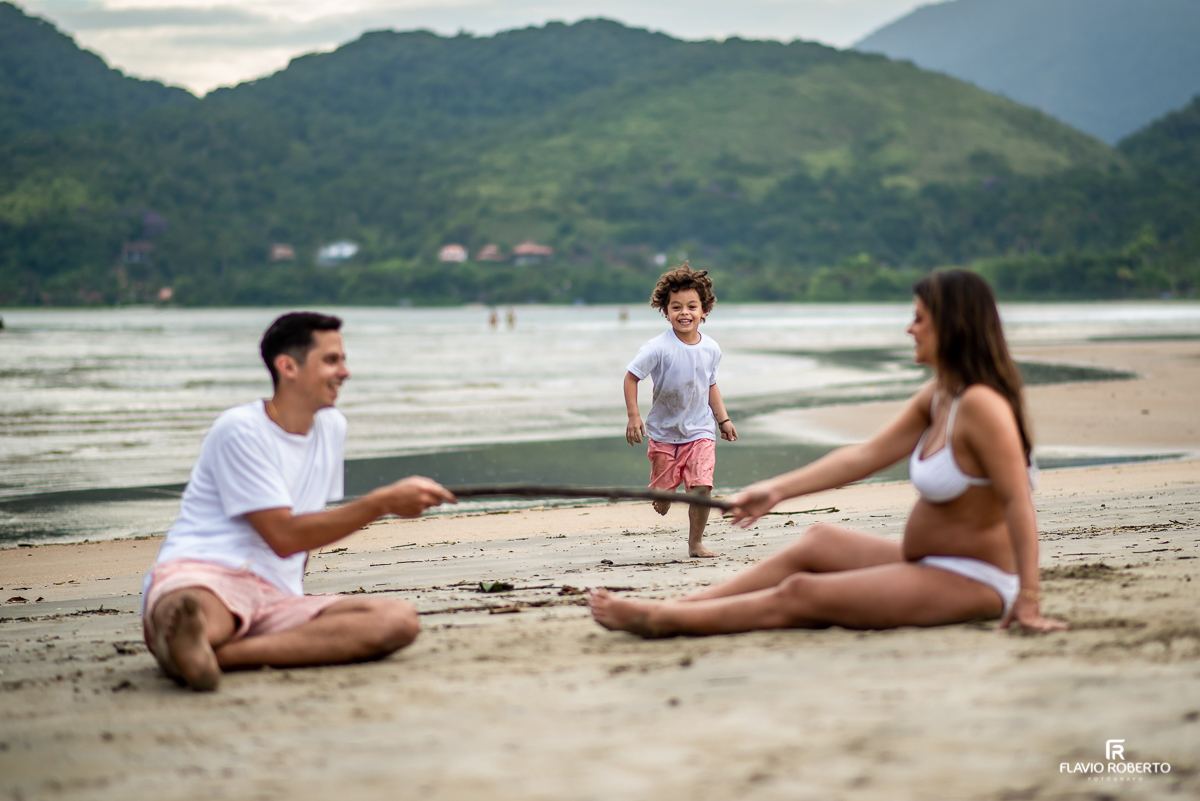 Familia brincando com seu filho em Ubatuba durante ensaio de gestante na praia