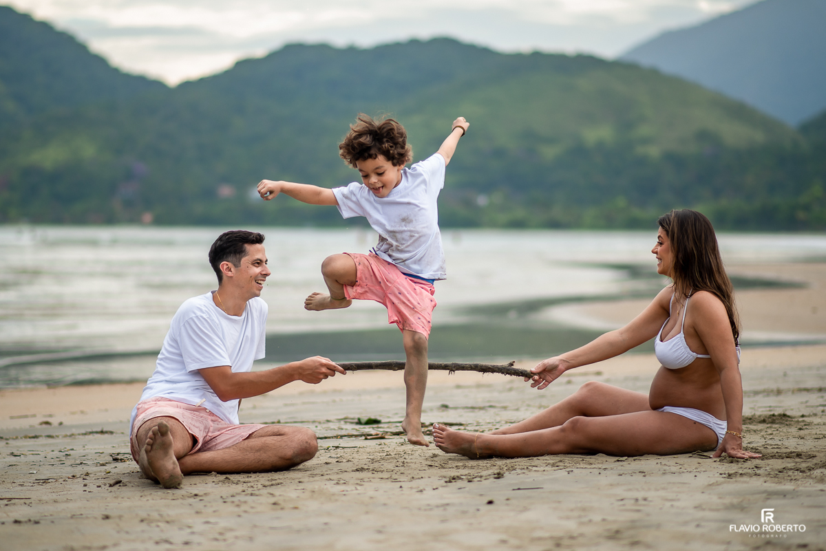 Ensaio de gestante na praia com família