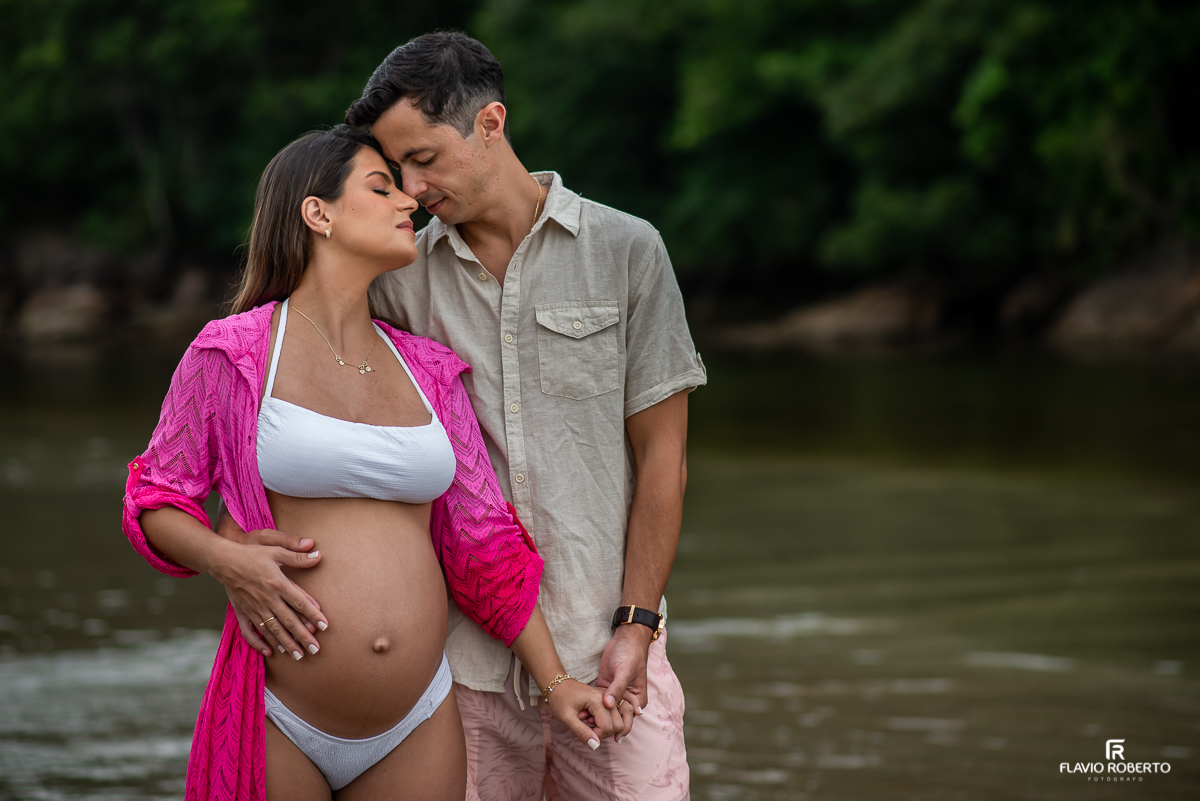 casal abraçado durante ensaio de gestante na praia de Ubatuba 