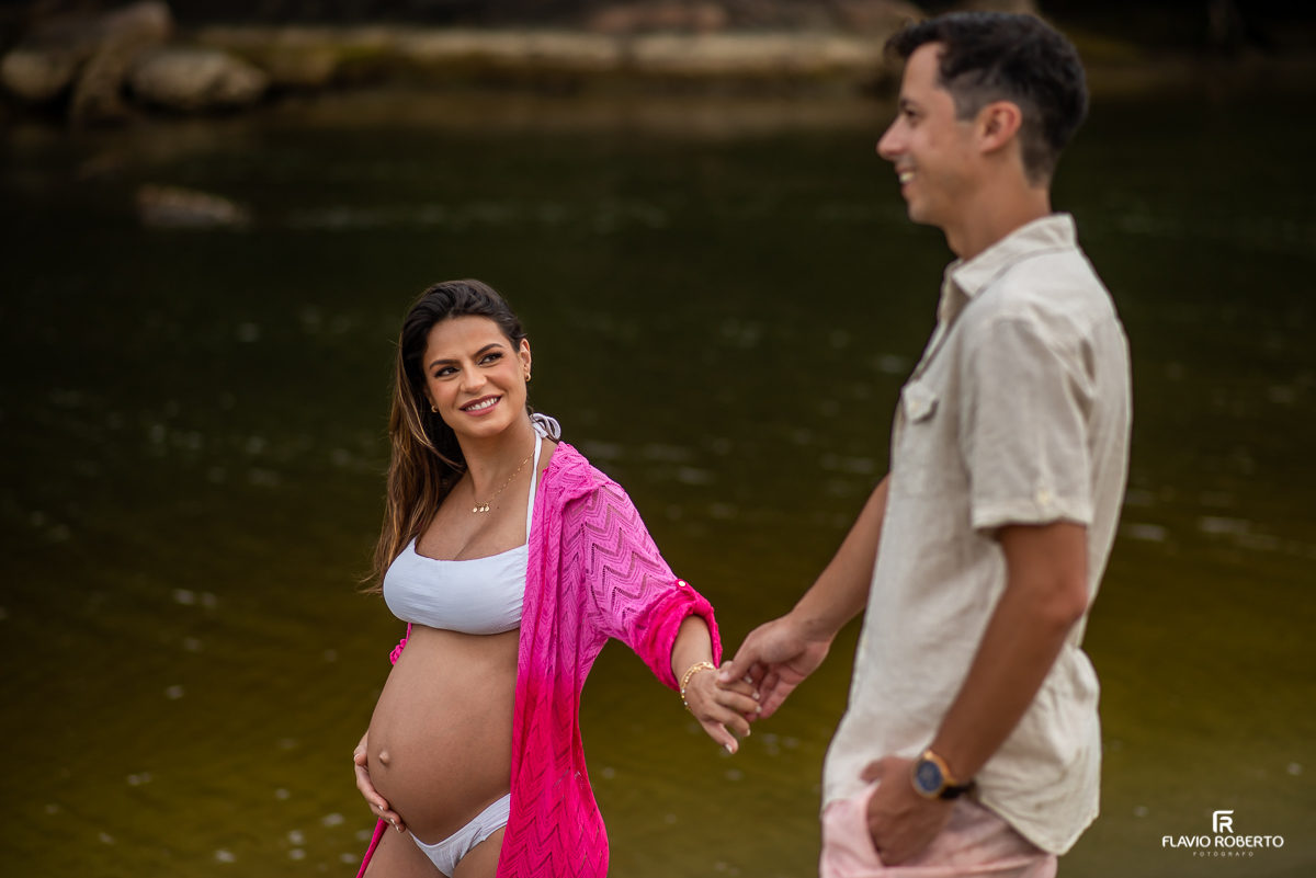 Fotografia de gestante com o esposo em Ubatuba com luz natural