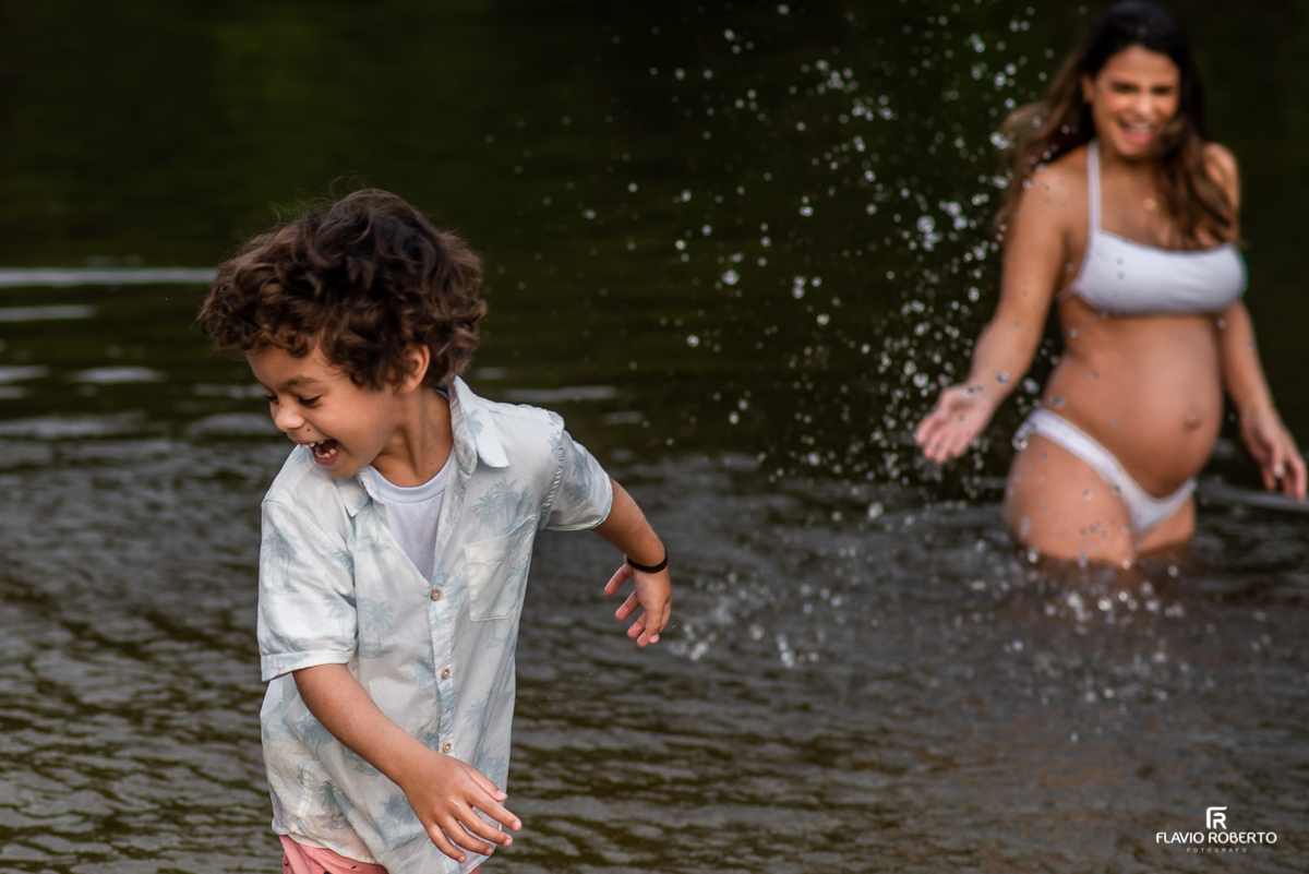 Gestante em ensaio familiar no litoral norte de São Paulo