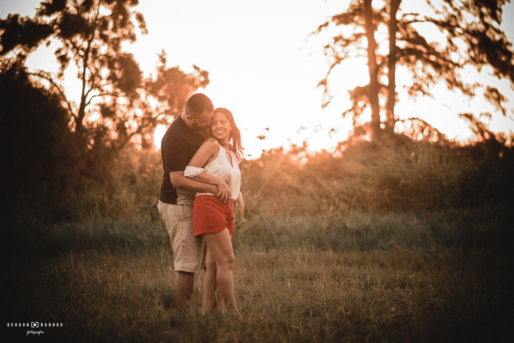 abraco de casal lagoa de imboassica macae rio das ostras fotografia de casamento