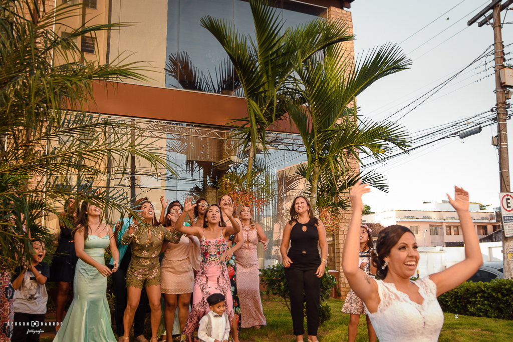 jogando o bouquet espaco downton macae rio das ostras fotografia de casamento