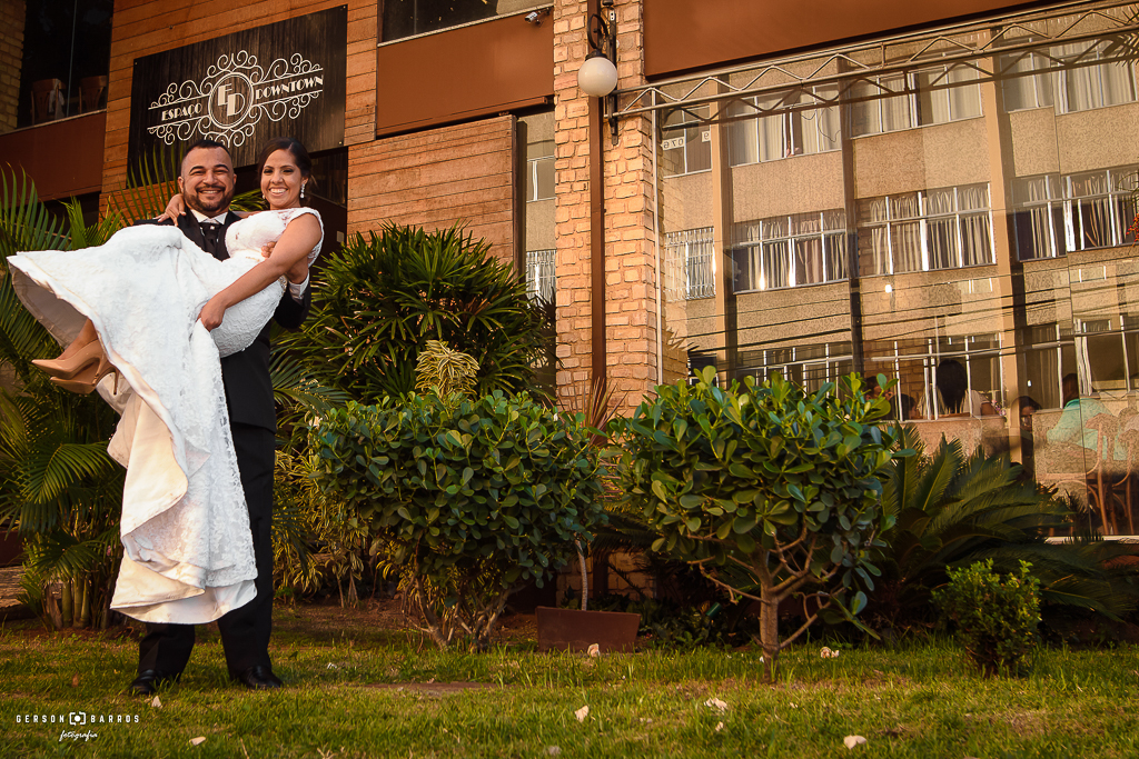 noiva no colo do noivo espaco downtown macae