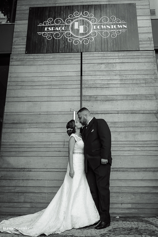 na porta do espaco downtown macae mini wedding fotografia pb