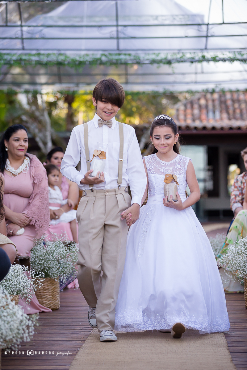 casamento na praia de buzios entrada de pagem e dama de honra pousada espelho das aguas casar de dia decoracao fotografia de casamentos filmagens fotos de casais geriba