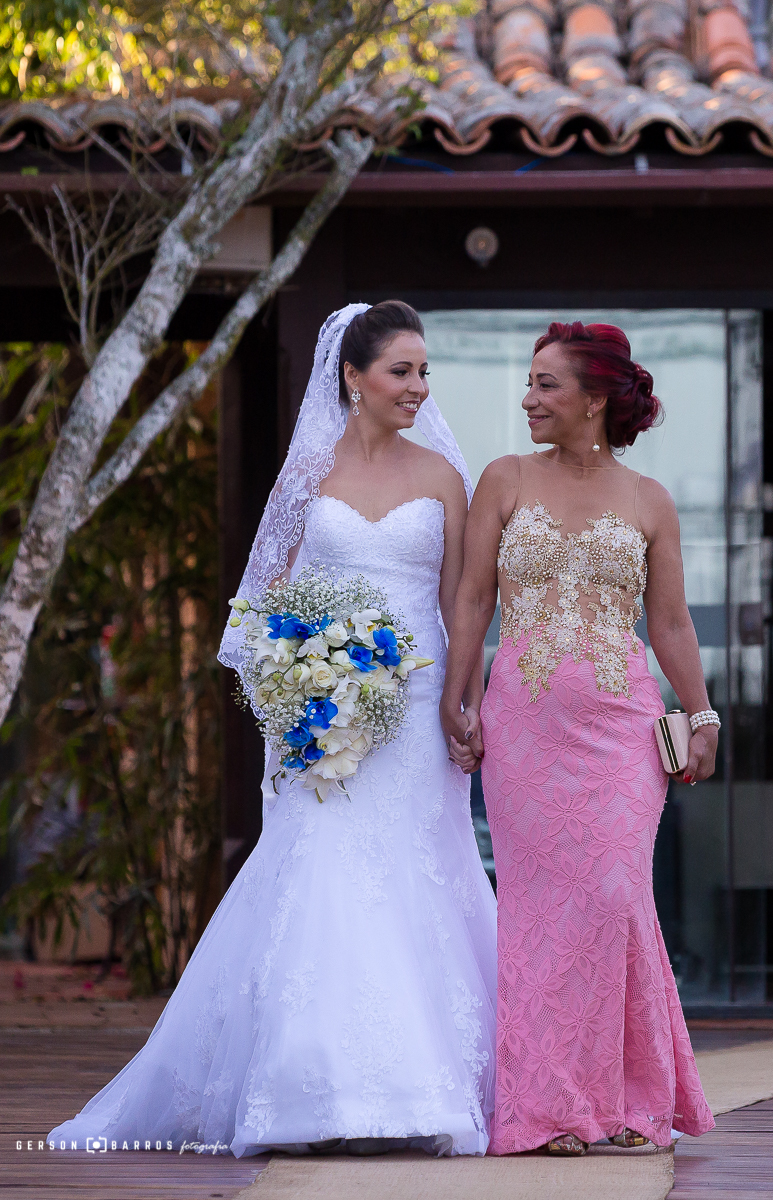mae e noiva entrando radiantes casamento em buzios rj espelho das aguas pousada praia de geriba buziando casar de dia fotografia fotografo wedding