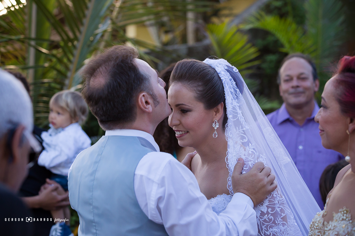 noivo beija a noiva recebendo no altar casamento lindo praia de geriba buzios rj espelho das aguas pousada casar de dia