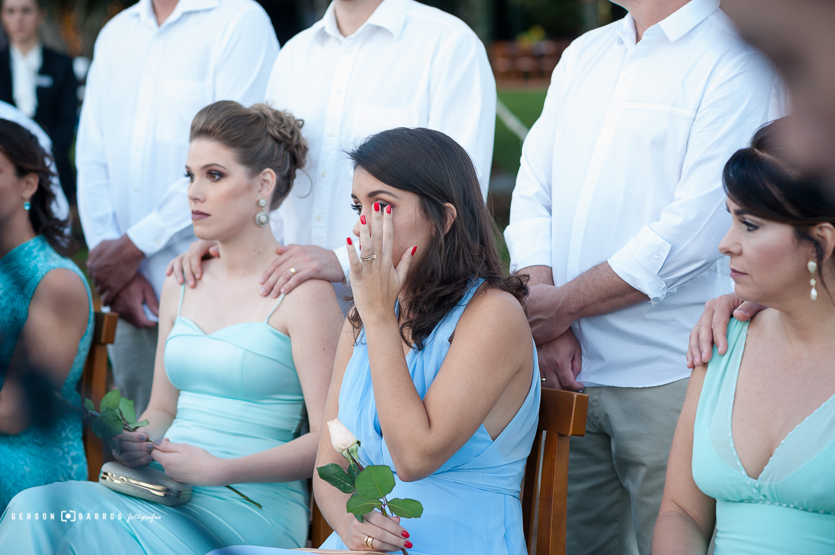 emocao das madrinhas em casamento na praia de geriba buzios wedding beach fotografo de familia casal