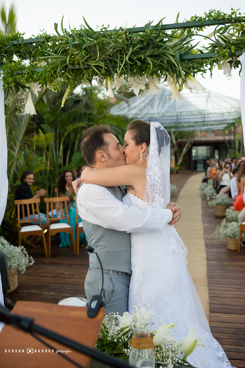 beijo dos noivos em praia rj wedding beach lindo pc cerimonial captains buffet geriba buzios espelho das aguas