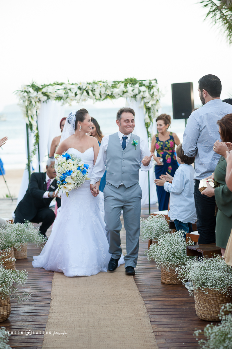 noivo feliz casando na praia de geriba em buzios rj rjinterior espelho das aguas pousada casamento fotografia fotografo
