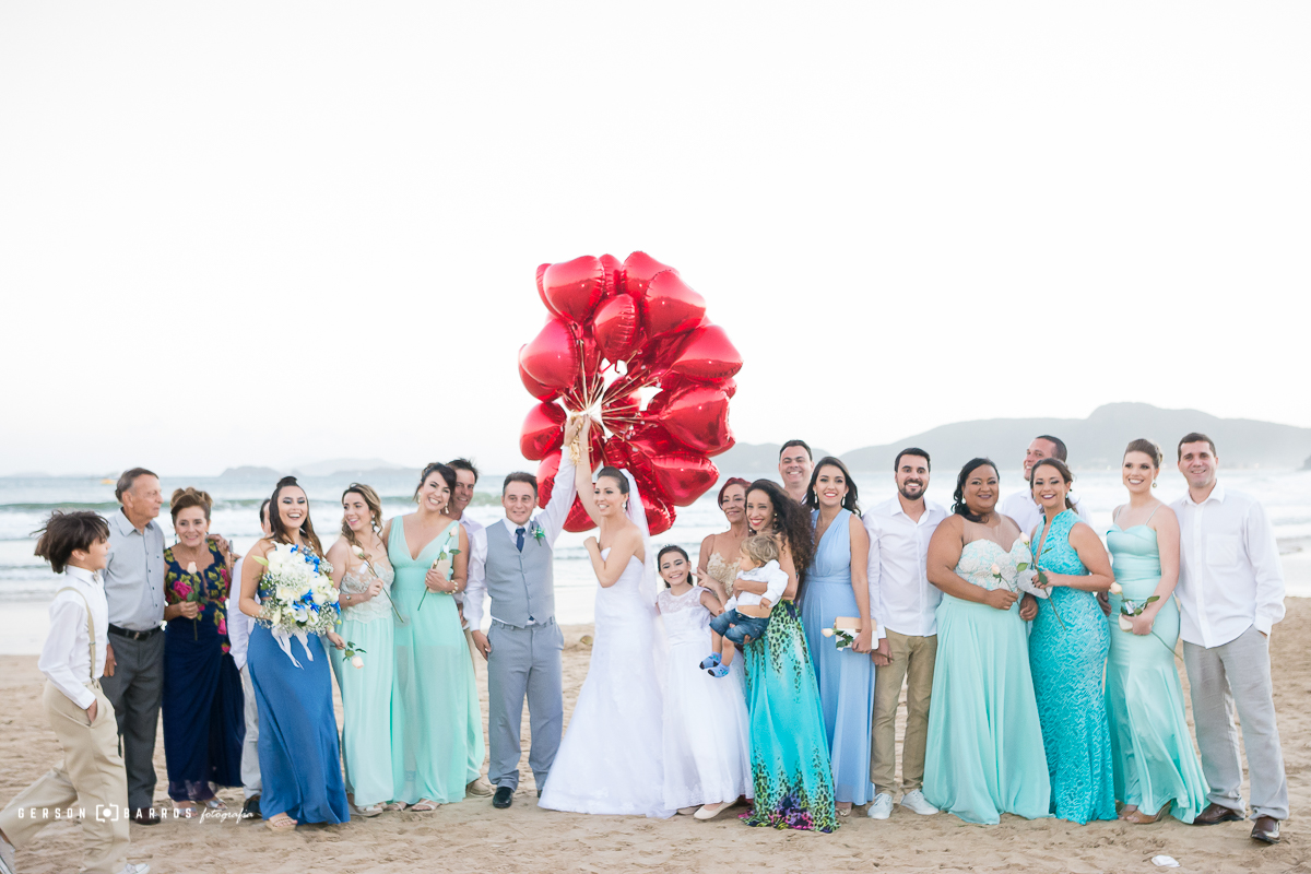 famila dos noivos com baloes na praia de geriba em buzios baloes de coracoes padrinhos e madrinhas na areia
