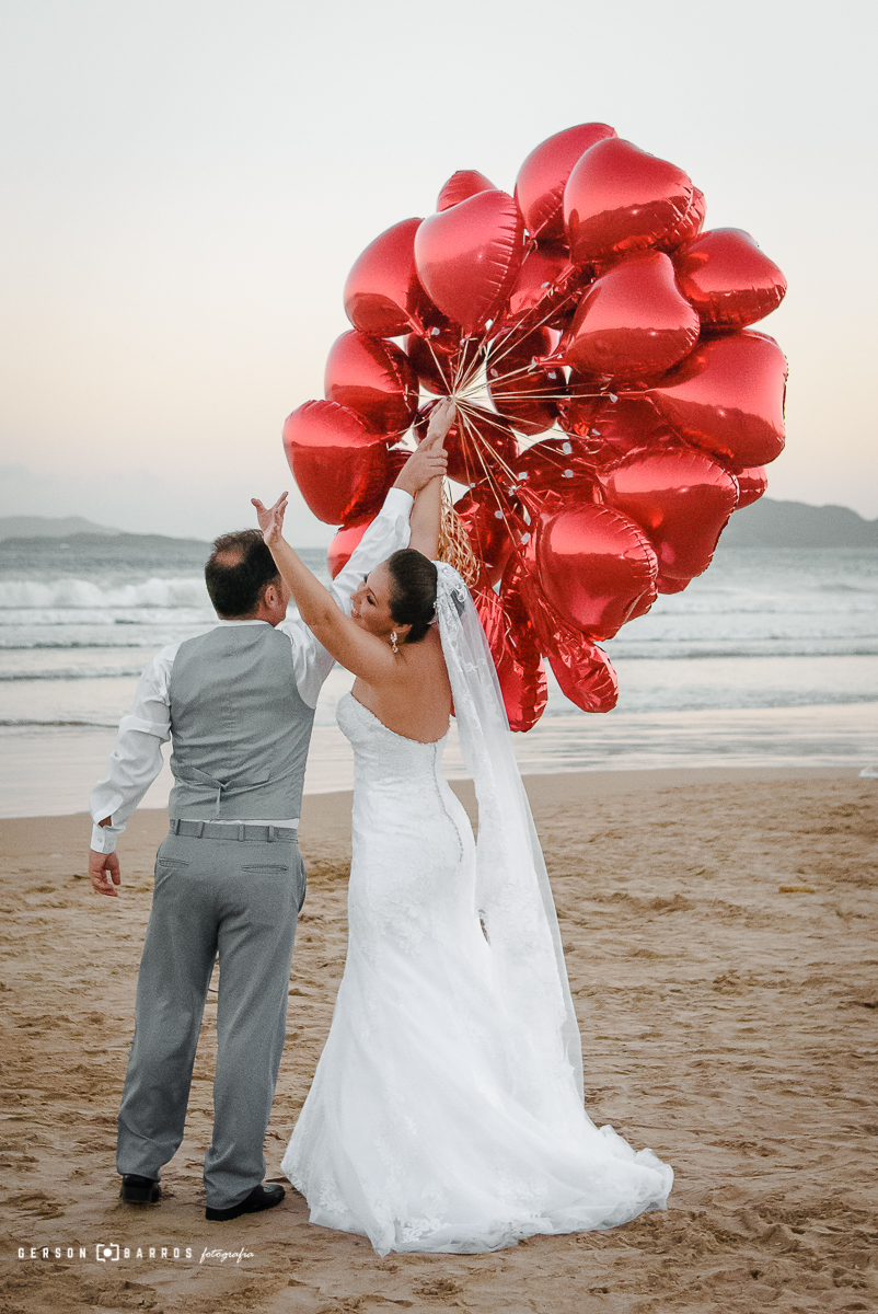 coracoes soltos na praia de geriba em buzios fotografia de casamento familia fotografo experiente