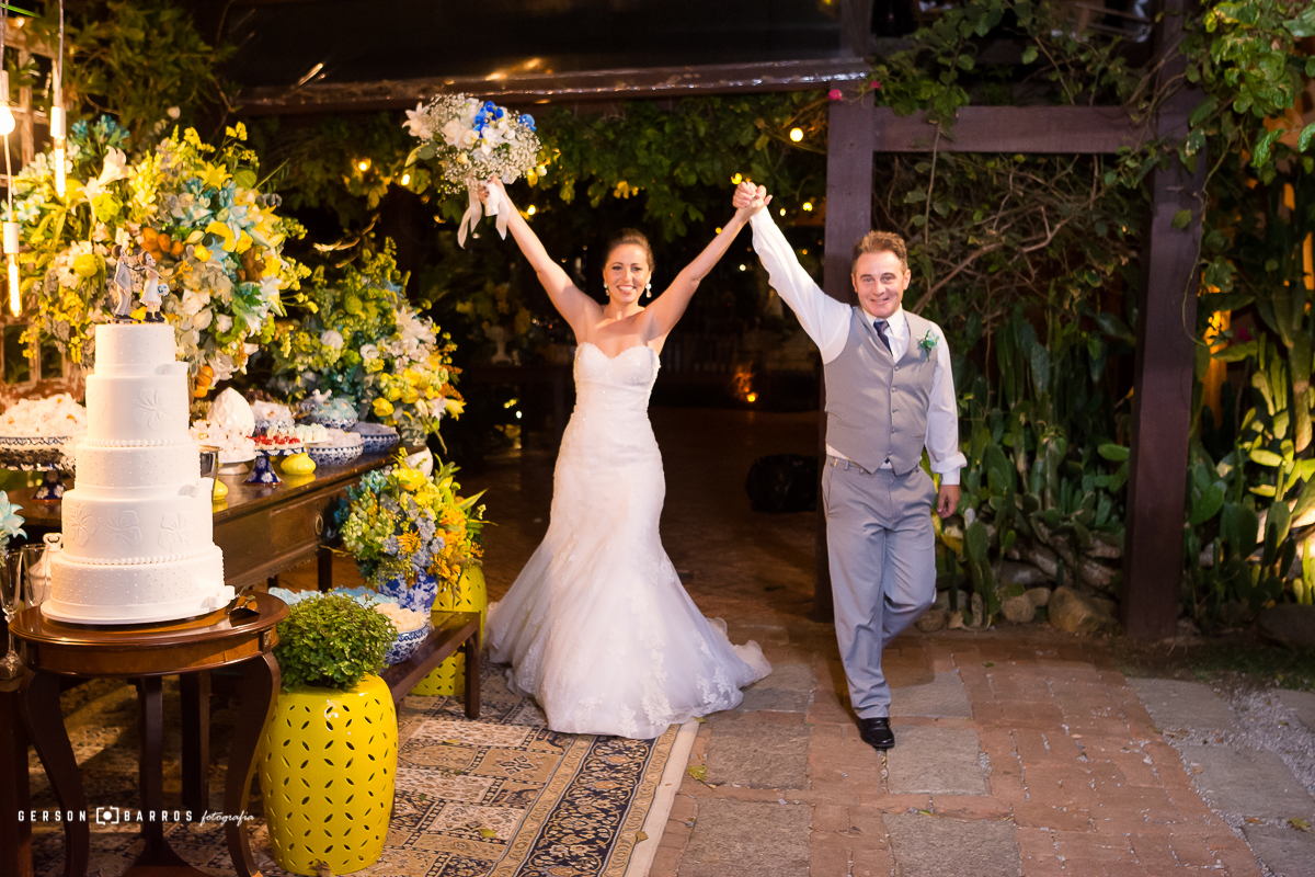 entrada triunfal de noivos em wedding na praia buzios interior rj geriba pousada espelho das aguas preco bom