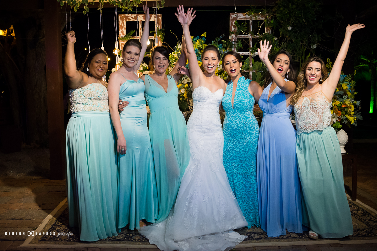 madinhas comemorando com a noiva em pousada de buzios geriba fotografo de casamento