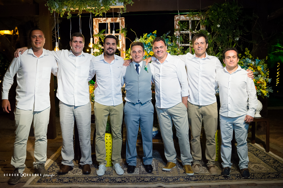 buzios geriba fotografo de casamento padrinhos com o noivo em comemoracao pelo wedding na praia