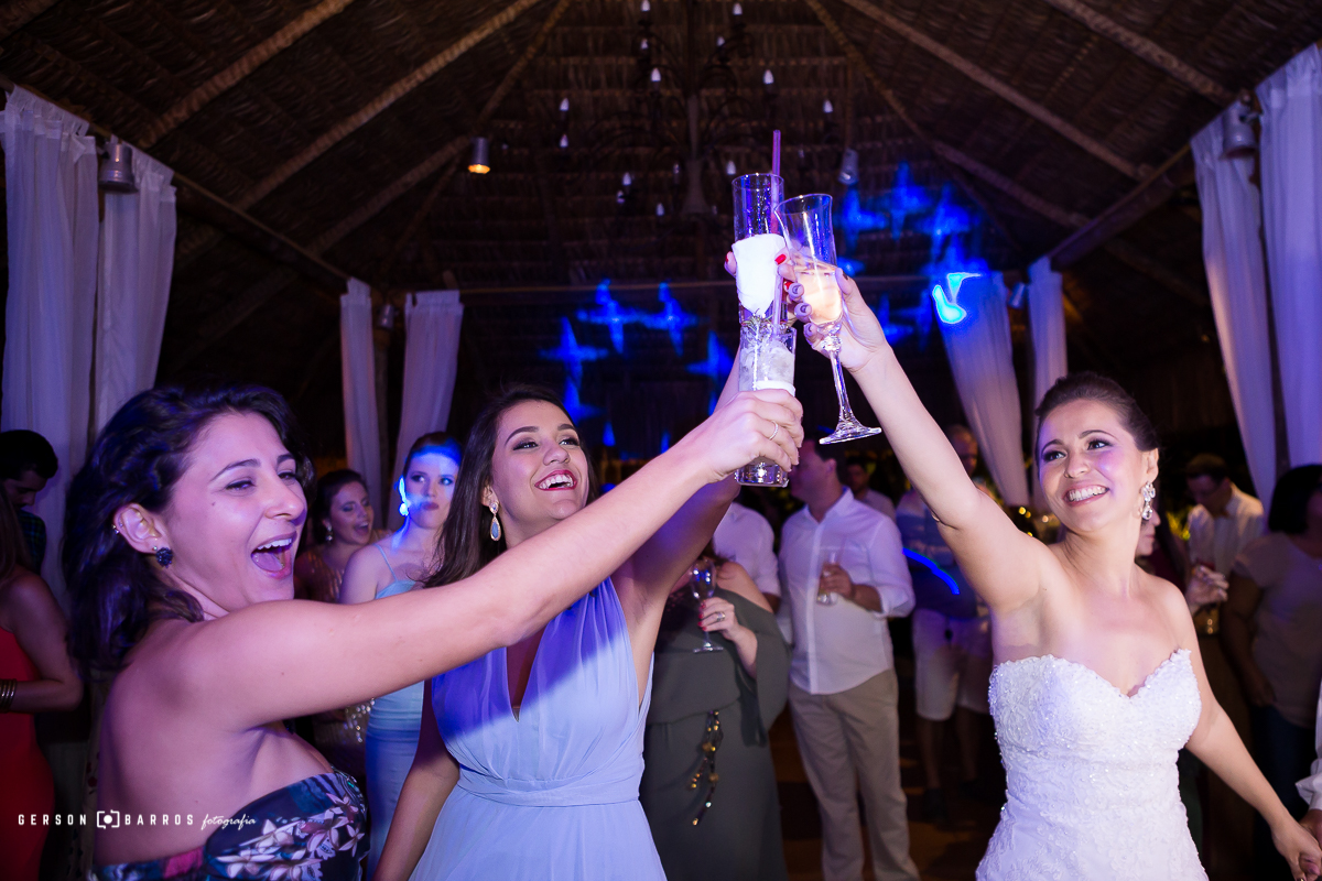 noiva brinca com a familia e amigas
buzios geriba fotografo de casamento