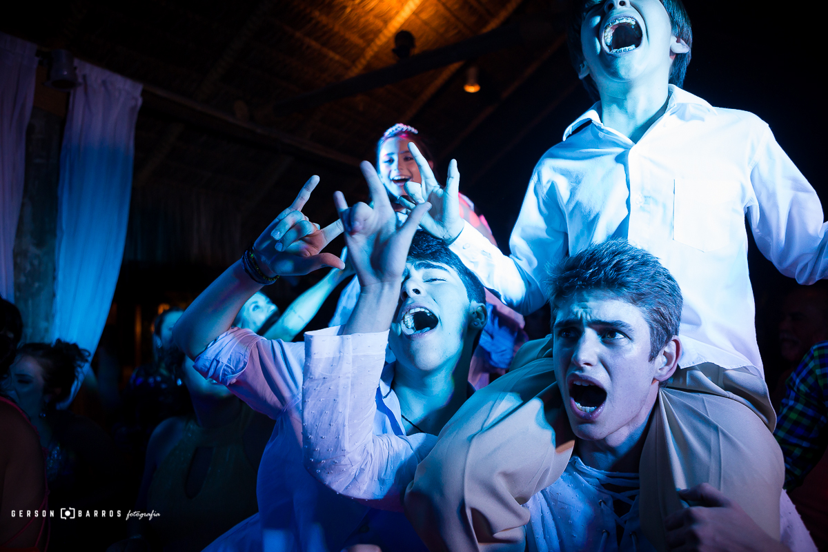 convidados vibram com show da banda em casamento buzios geriba fotografo de casamento
