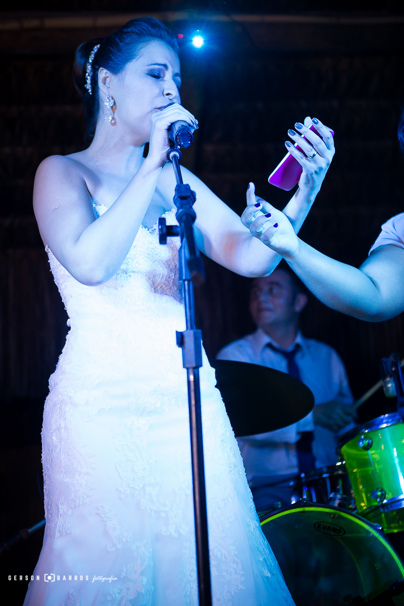 noiva canta em seu casamento em buzios interior rj buzios geriba fotografo de casamento