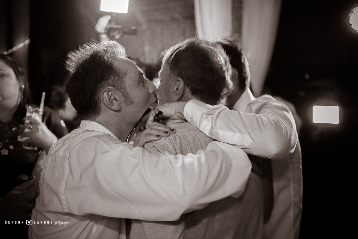 noivo beijando pai em wedding na praia momento lindo buzios geriba fotografo de casamento