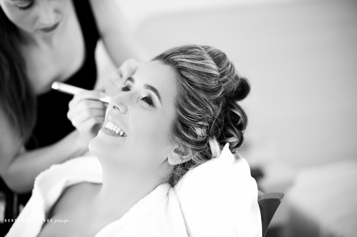 noiva feliz com make para o seu casamento em macae