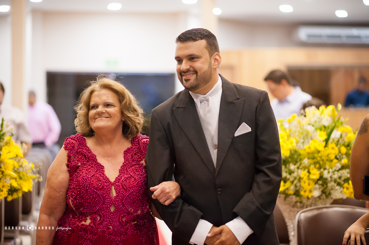 noivo entrando sorrindo com a mae em seu grande momento em macae rj