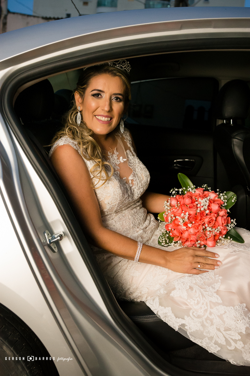 fotografia de noiva no carro a espera de entrar na igreja metodista macae interior rj