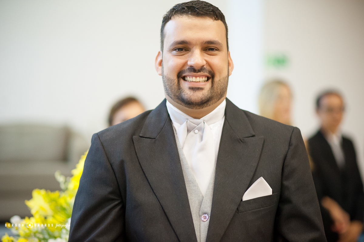noivo aguardando noiva feliz no altar da igreja