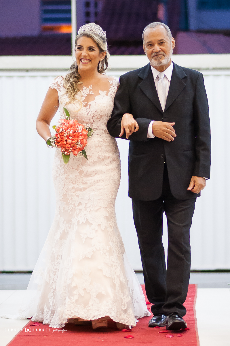 noiva entra radiante na igreja momento lindo em macae rj