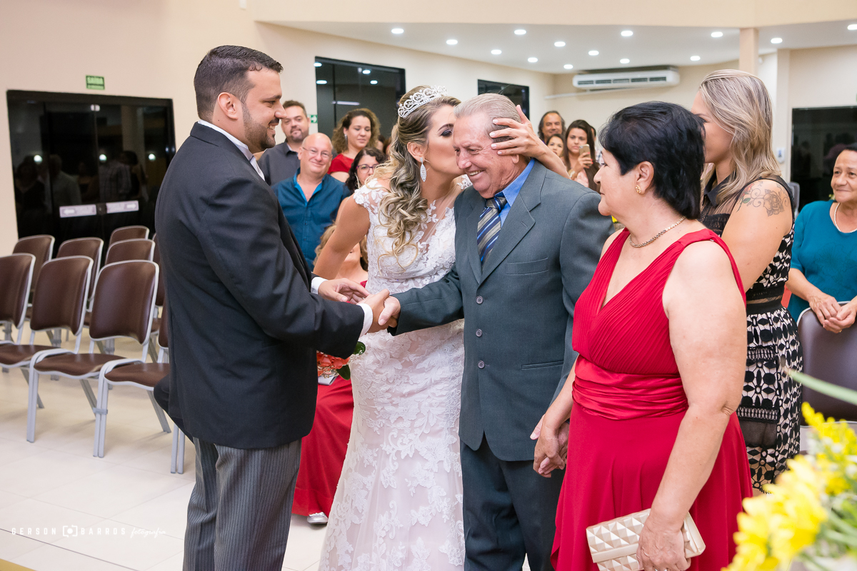 noiva beija pai emocionada pelo momento em igreja metodista de macae