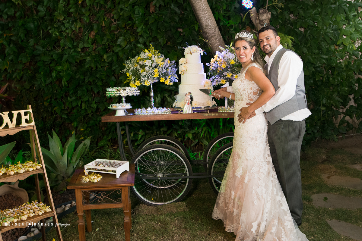 noivos na festa de casamento em macae felizes demais