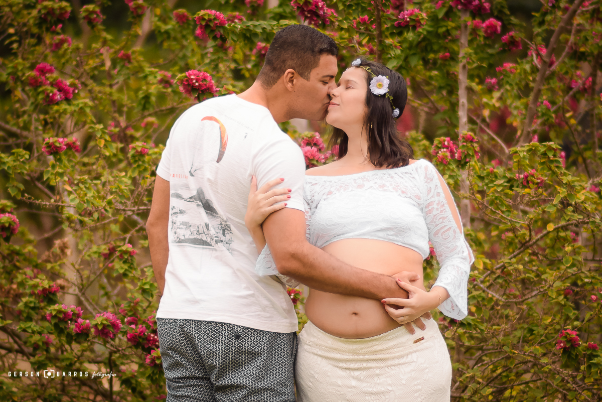 gravida beijando marido parque municipal de rio das ostras macae ensaio gravida gravidez