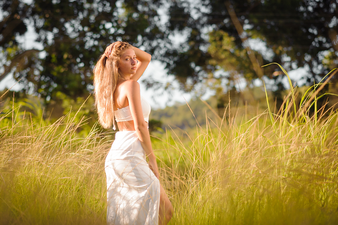 ensaio feminino vestido lindo branco no por do sol mirante da lagoa macae fotografia book digital lagoa de imboassica mirante 