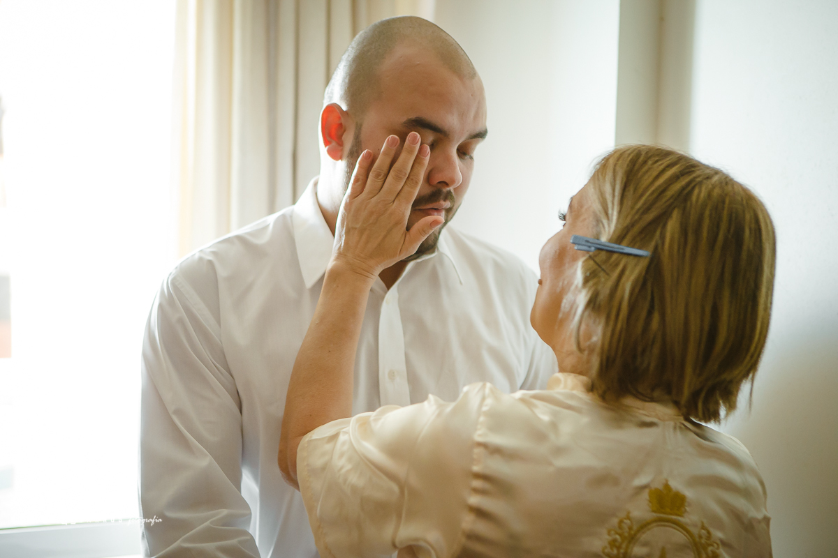 noivo chorando com a mae no making off macae - rj