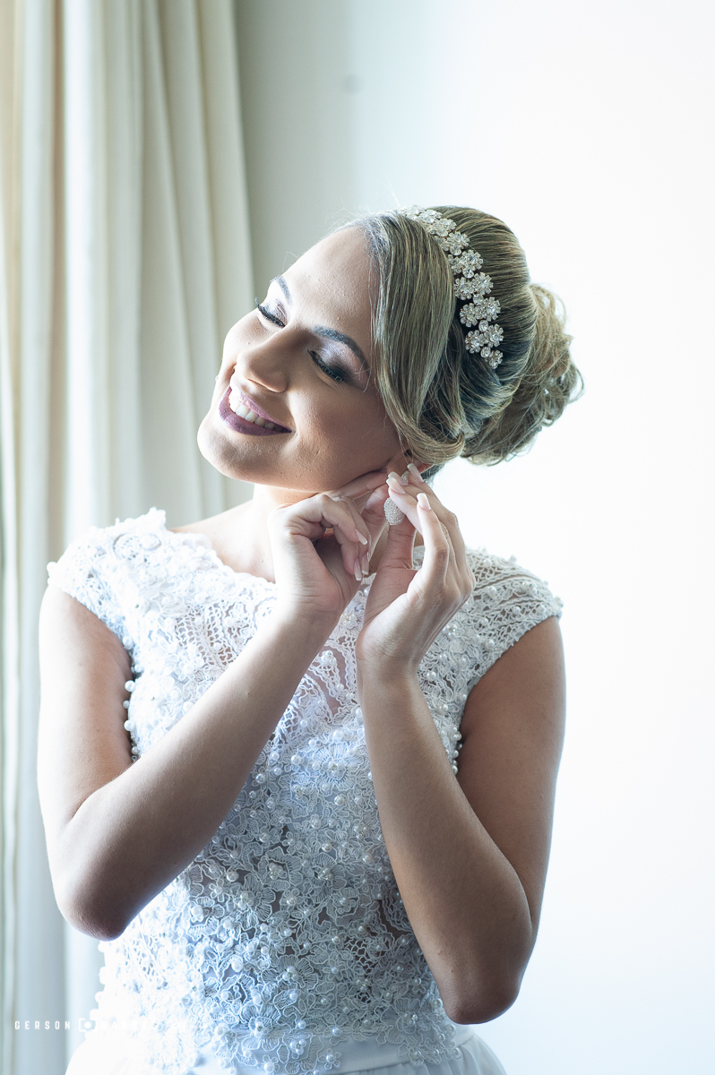 noiva arrumando brinco e detalhes para casamento em macaé - rj