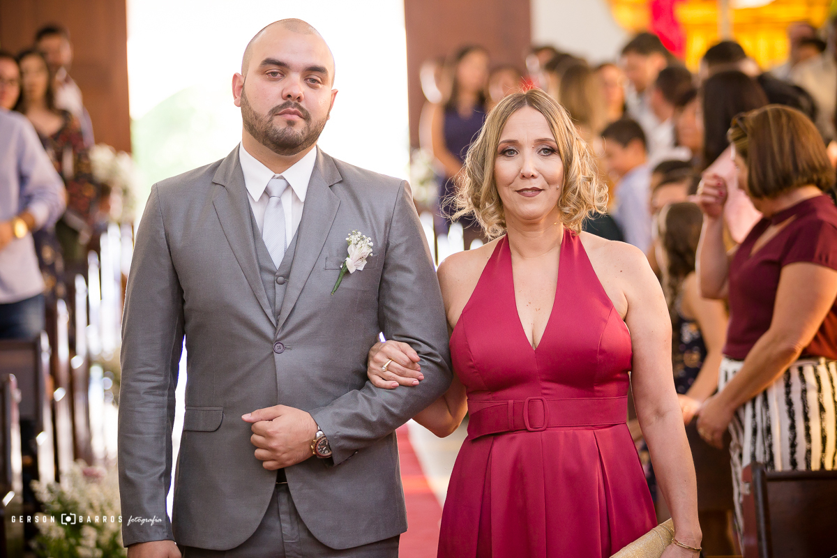 noivo entrando com a mae na igreja sao jose operario macae rj