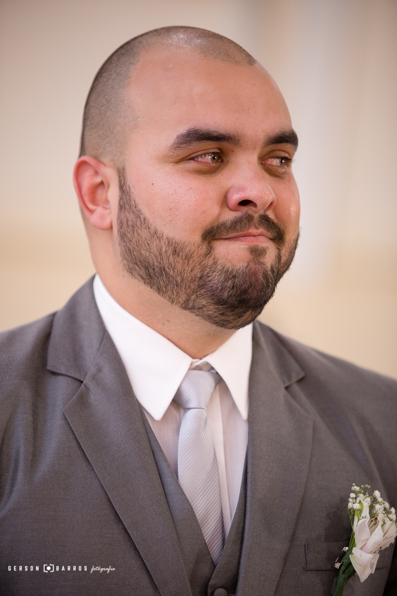 noivo em momento de emocao chorando na igreja em macae rj