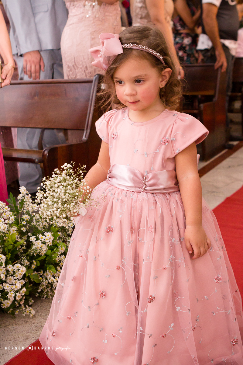 daminha entrando na igreja em macae rj