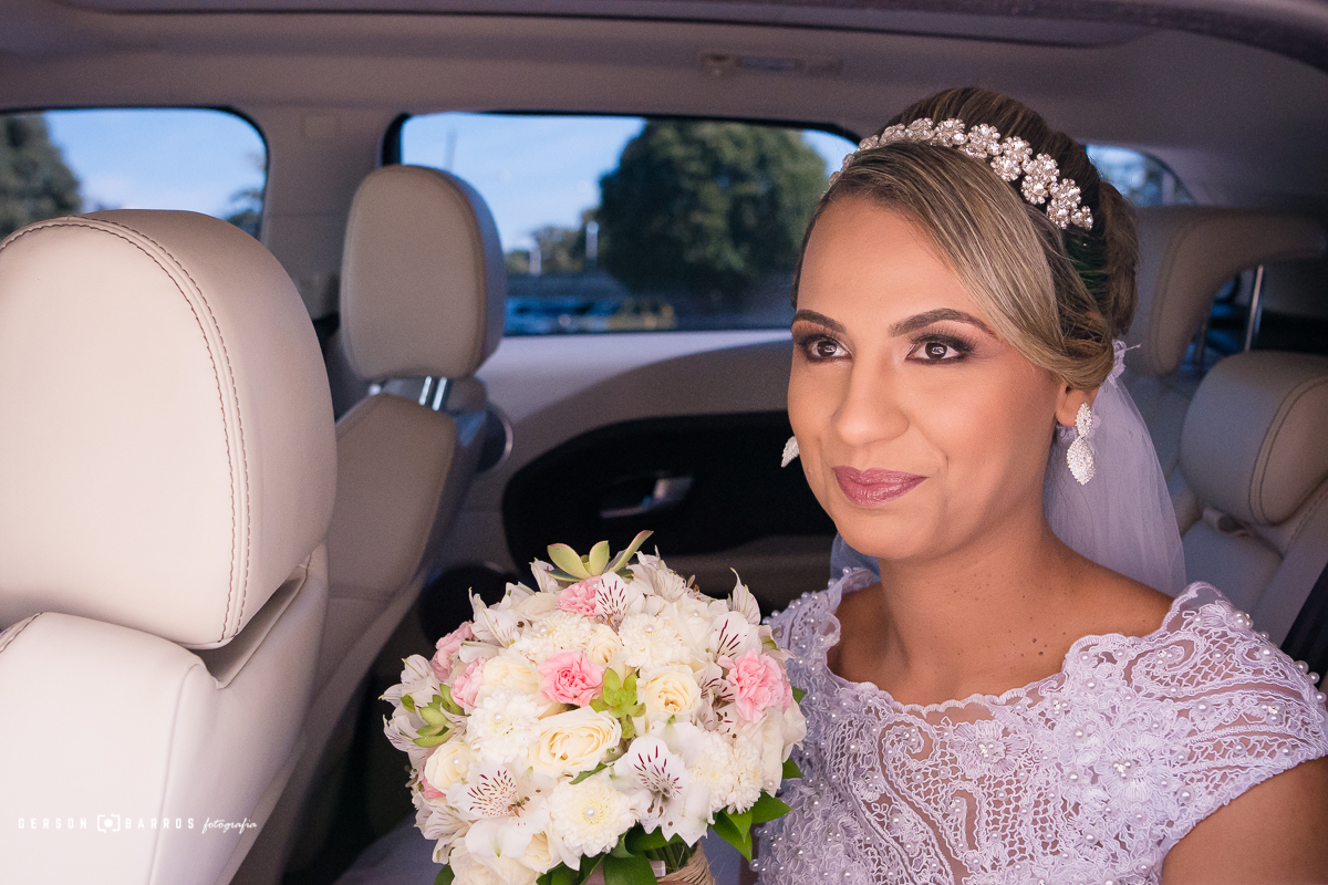 noiva radiante feliz aguardando pai para entrar na igreja em macae rj