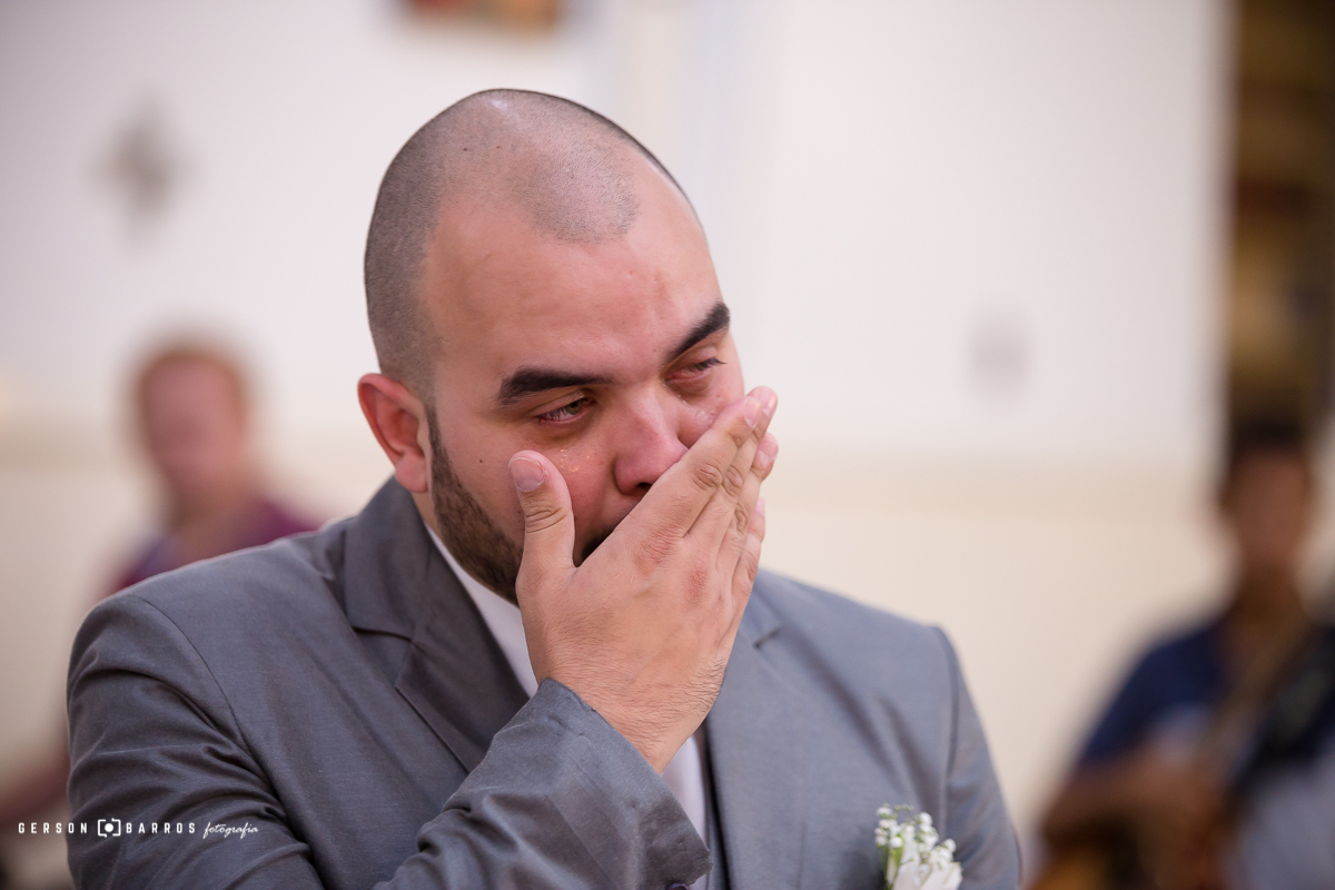 noivo emocionado na igreja sao jose operario em macae rj